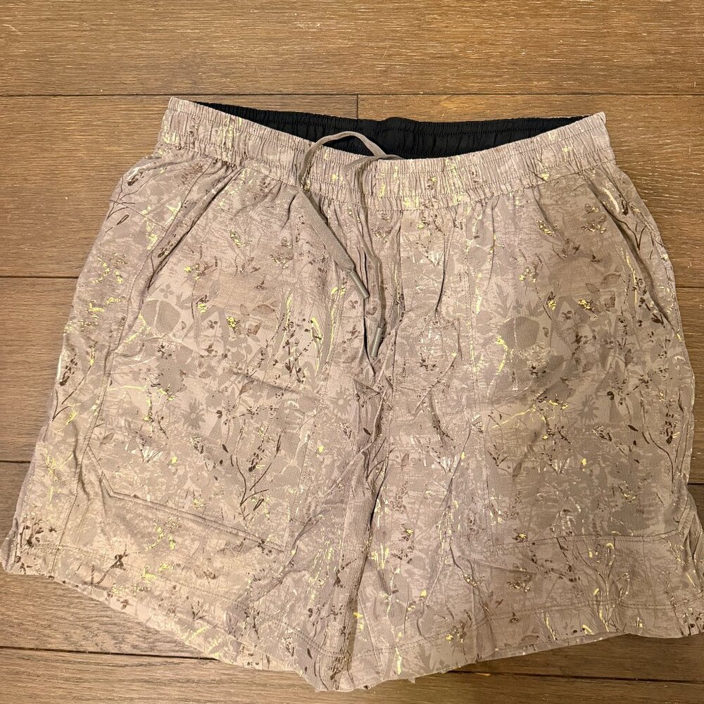 Mens lululemon Bowline Short - Size Small- Brown with Floral